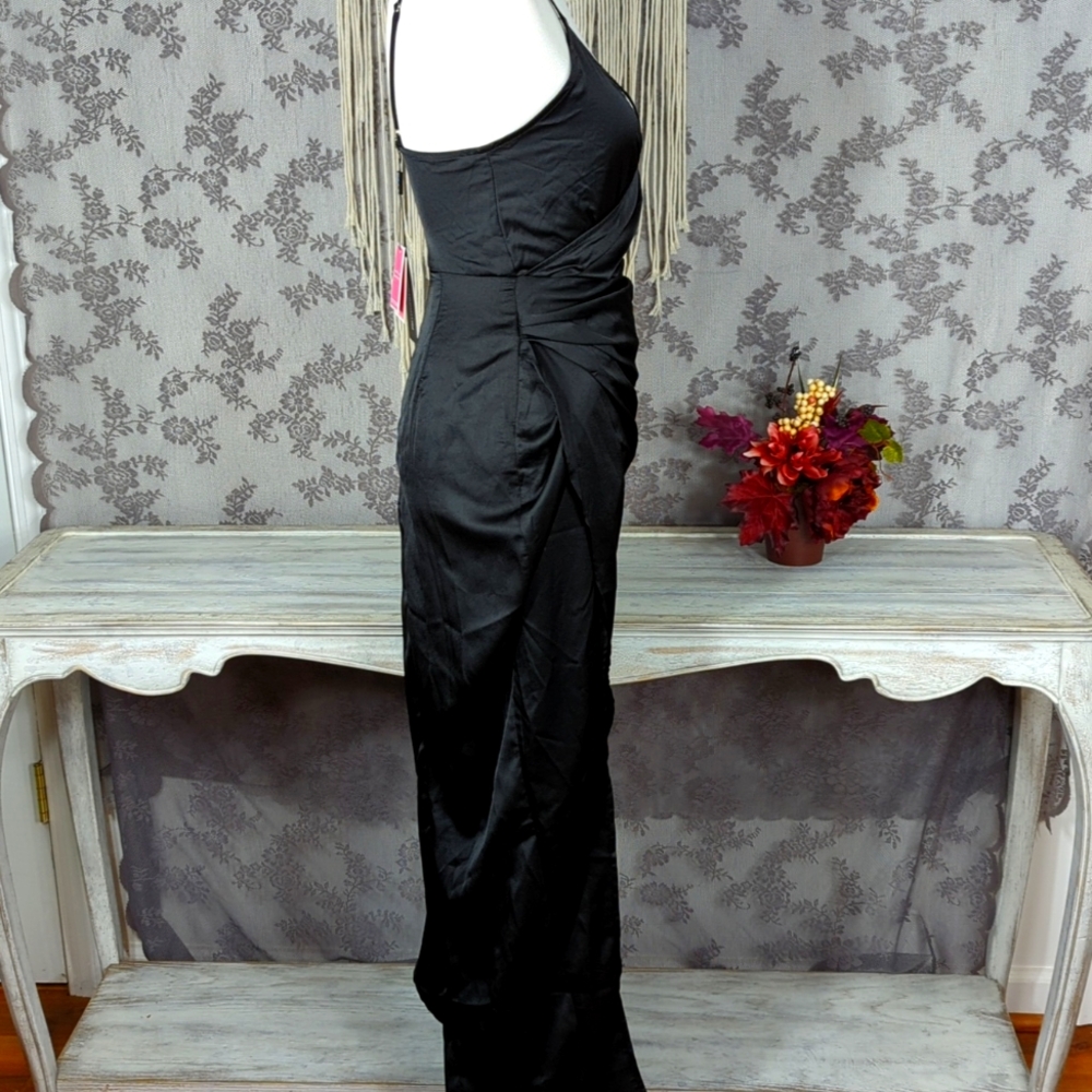 Pretty Little Thing little black dress - Picture 7 of 10